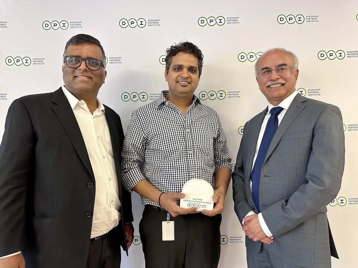 Anuj receives award.